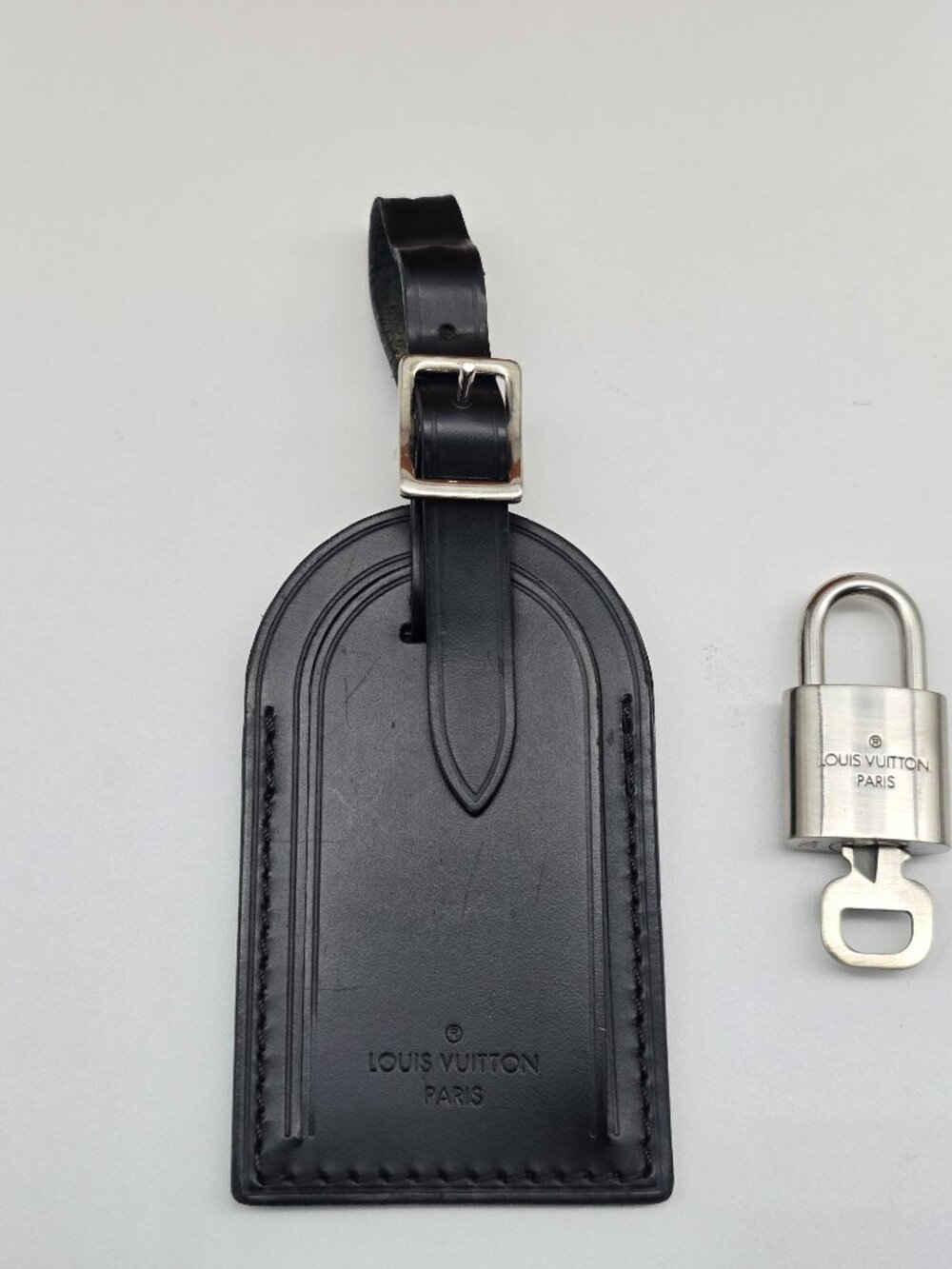 Authentic Louis Vuitton Black Luggage Tag Silver LV Padlock Key & Box - Picture 5 of 14